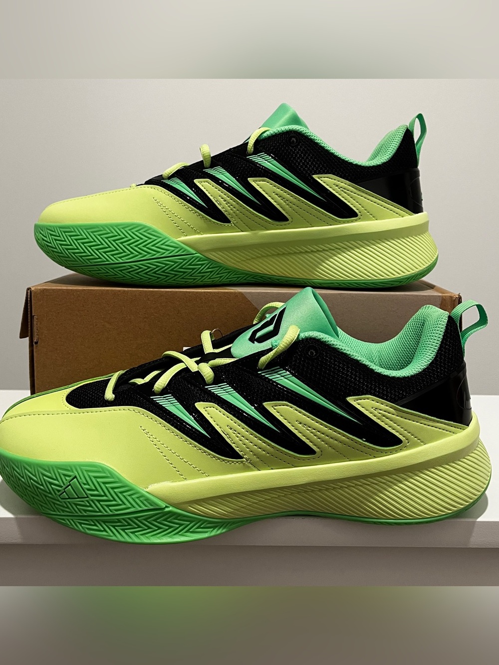 New adidas Dame Certified 3 size US10 men’s basketball shoes